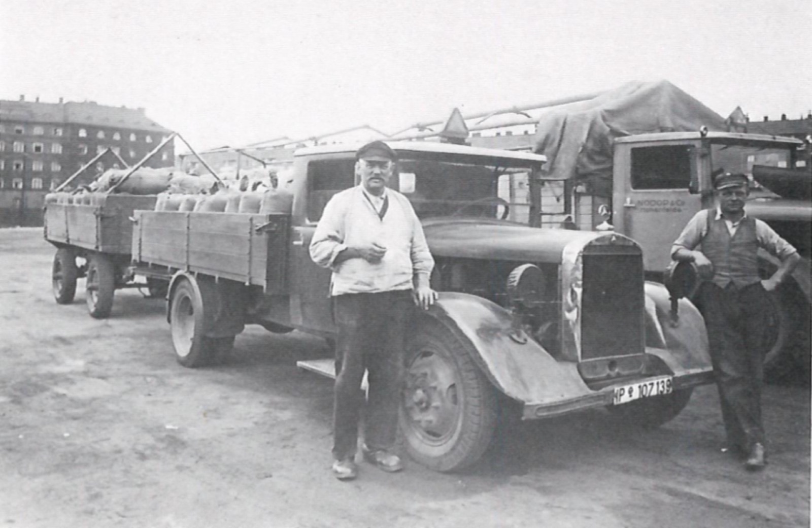 Historische Aufnahme: Lastwagen und Fahrer der Firma Tietje
